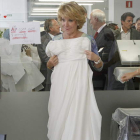 Aguirre muestra un vestido en su visita al taller del recientemente fallecido Jesús del Pozo.