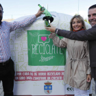 El representante de Ecodrio, Gancedo y Gómez reciclaron la primera botella de la campaña en julio. JESÚS