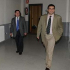 El administrador Emilio Guereñu, a la derecha, de visita en las dependencias del club leonés junto a