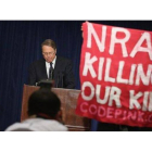 Críticos desplegan una pancarta contra la Asociación Nacional del Rifle.