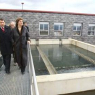 El alcalde, Carlos López Riesco y la consejera de la Junta, María Jesús Ruiz, en la potabilizadora