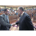 Mariano Rajoy y el socialista Antonio Hernando se dan la mano tras la segunda votación del pleno de investidura.