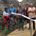 El alcalde de La Pola y el pedáneo de Ciñera inauguran la nueva pasarela peatonal.