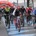 Un grupo de participantes transitan por el paso intermedio de la carrera. SECUNDINO/CARLOS CRESPO