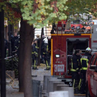 Bomberos y agentes de la policía junto al edificio en el que tuvo lugar un incendio. PEPE TORRES