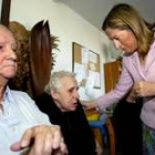 Ana Pastor durante la visita de ayer a la Residencia Asistida de la Tercera Edad de Vigo