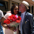 El lugareño José María de las Salas recibe con flores a una de las componentes de la caravana.