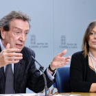 El vicepresidente, José Antonio de Santiago-Juárez, junto a la portavoz del gobierno autonómico, Milagros Marcos. NACHO GALLEGO