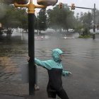 Una mujer camina por una calles inundadas por los efectos del huracán Florence, en la localidad de New Bern, en North Carolina.