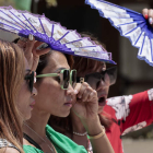 Tres turistas asiáticas se protegen del sol en Valencia. ANA ESCOBAR