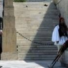 Jose Luis Rodríguez Zapatero deja una corona de flores en la tumba del soldado desconocido de Atenas