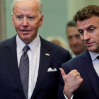 El presidente de EE UU, Joe Biden y su homólogo francés, Emmanuel Macron, a su llegada a la cumbre. OLIVIER HOSLET
