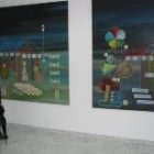 Un visitante contempla una de las obras de Enrique Rodríguez
