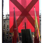 Imagen de la ikurriña desplegada ayer en el Chupinazo que da inicio a las fiestas de San Fermín.