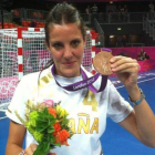 Cristina González posa con los trofeos del balonmano femenino.