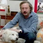 El escritor leonés Julio Llamazares junto a su perro en su domiclio madrileño