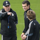 Ancelotti, junto a Bale y Modric, en el entrenamiento.