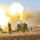 Miembros de una milicia chií disparan fuego de artillería contra posiciones del Estado Islámico en Mosul.