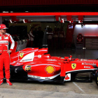 El piloto español de Ferrari, Fernando Alonso, posa junto a su nuevo monoplaza.