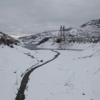Pantano de Luna, a finales de noviembre, blanco por la primera nevada del invierno.