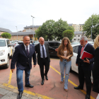 Courel, Carnero y la delegada de la Junta en León, Ester Muñoz, a su llegad a la sede del Consejo del Bierzo. Foto. ANA F. BARRREDO