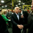 McCain saluda a un trabajador durante su visita del viernes a una fábrica en Colorado Springs