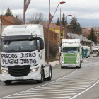 Una de las marchas lentas de camiones en los paros del sector en el mes de marzo. MARCIANO PÉREZ