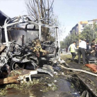 Rescate de víctimas entre los restos calcinados del autobús atacado en Kabul