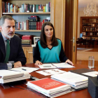 Los reyes durante la videoconferencia que han mantenido con el sector del taxi. FRANCISCO GÓMEZ