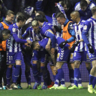 Los jugdores del Alavés fueron en masa a felicitar a Edgar por su histórico tanto. RUIZ DEL HIERRO