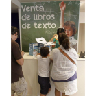 Imagen de una madre comprando libros de texto. BERNARDO RODRÍGUEZ