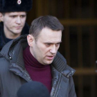 Navalny sale del tribunal de Moscú que lo sentenció a siete días de cárcel hace unos meses.