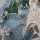 Las imágenes muestran el antes y después del pavimento de las terrazas originales que el arquitecto Antoni Gaudí proyectó para el palacio episcopal, que fue cegado por sucesivas restauraciones y que hoy recupera su esplendor original.