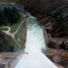 Desembalse de agua en el pantano de Luna