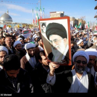 Manifestantes a favor del régimen iraní sostienen carteles con ilustraciones del líder, Alí Jamenei.