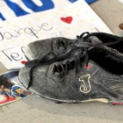 Unas botas de fútbol junto a una fotografía de Dani Jarque en la entrada 21 del nuevo estadio.