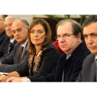 La consejera de Familia y el presidente de la Junta atienden a la presentación.