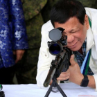 Duterte comprueba la mirilla de un rifle, hace unos días.
