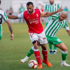 El jugador del Sporting de Braga Fransergio protege un balon ante Joaquin  /