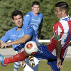 Porfirio Puente, a la derecha, logró el gol de la igualada en el tiempo añadido.