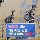 Soldados surcoreanos embarcan para hacer maniobras.