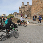 Turistas en el entorno del Castillo de los Templarios de Ponferrada. L. DE LA MATA