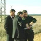 Juan Álvarez (derecha) visitó los terrenos para el circuito en el 2002