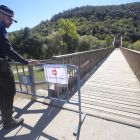 Un policía corta el acceso al monte Pajariel la semana pasada. L. DE LA MATA
