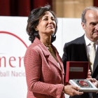 La presidenta del Banco Santander, Ana Botín, recibe la Medalla de Honor al Empresario del Año 2017 que otorga Foment del Treball de manos del presidente de la patronal, Joaquím Gay de Montella