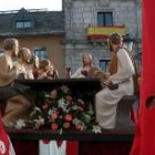 Pasos como la Urna y el Crucificado están expuestos en una carpa