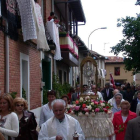 Un momento de la tradicional procesión por las calles de Veguellina, que este año tendrá lugar el domingo desde las 13.00 horas.