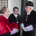 El consejero de Educación charla con los rectores de Burgos y León, ayer.