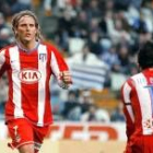 Diego Forlán busca al Kun Agüero para festejar uno de los tantos madrileños ayer en Riazor