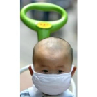 Un bebé se protege de la neumonía en Pekín